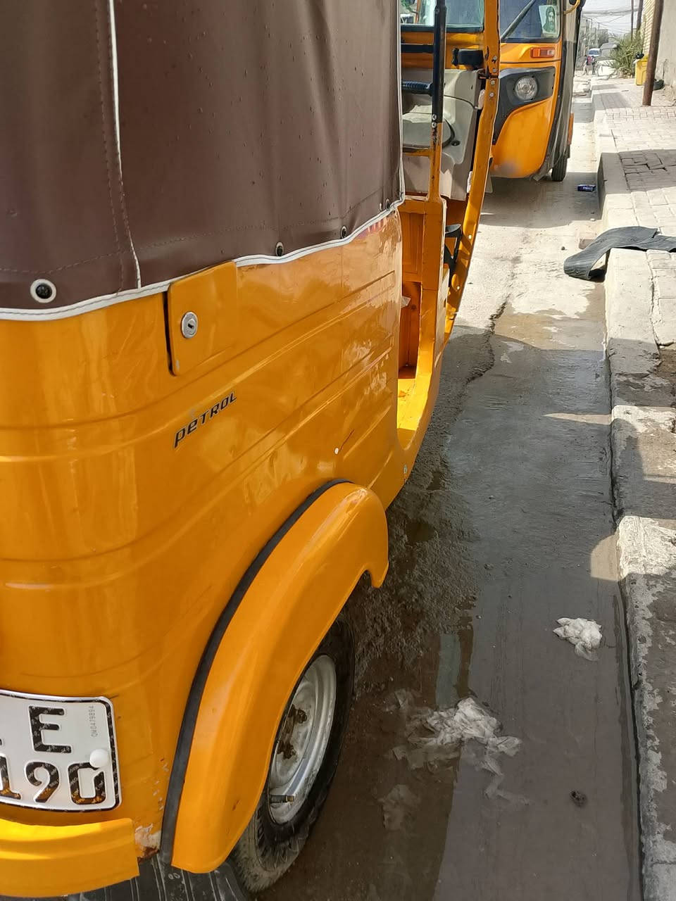 تكتك 20 لبيع رقم وسنويه السعر 6وربع المكان حي الكوفه ***********
