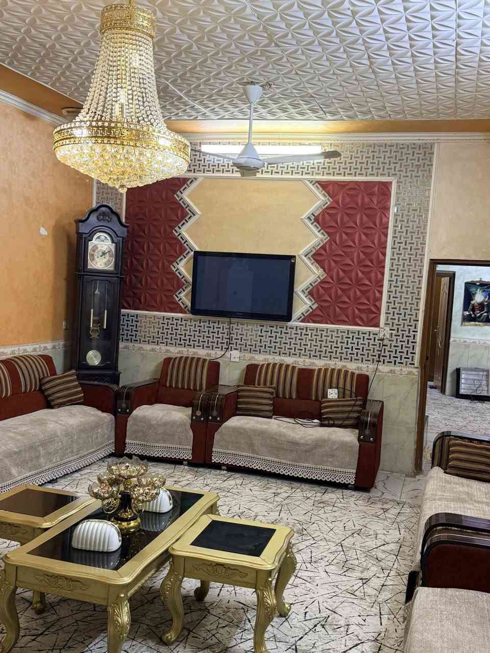 السلام عليكم
بيت للبيع الموقع الحولي قرب سكله وسام ال حامي 

مساحه٢٢٠
 يتكون من 
صاله / القياس٧*٤ ونص
ستقبال/ القياس ٧*٤
غرف عدد ٤/ القياس ٥*٤
المطبخ /القياس ٤*٤
صاله طابق ثاني
طارمه وقوف سياره 
منور حرف L
مع الأثاث 

للتواصل ***********
