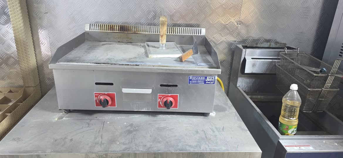 سلام عليكم من رخصت الادمن عندي غراض مال مطعم 1قليه فنكر 2فرن مال بيتزا الداخل حجر مو العادي 3 عجانه 4 خلط 
5شوايه مال هنبركر 
6ثلجه تخزين الغذاء 
7 ميزين كبير  الستفسار على هذا الرقم***********
