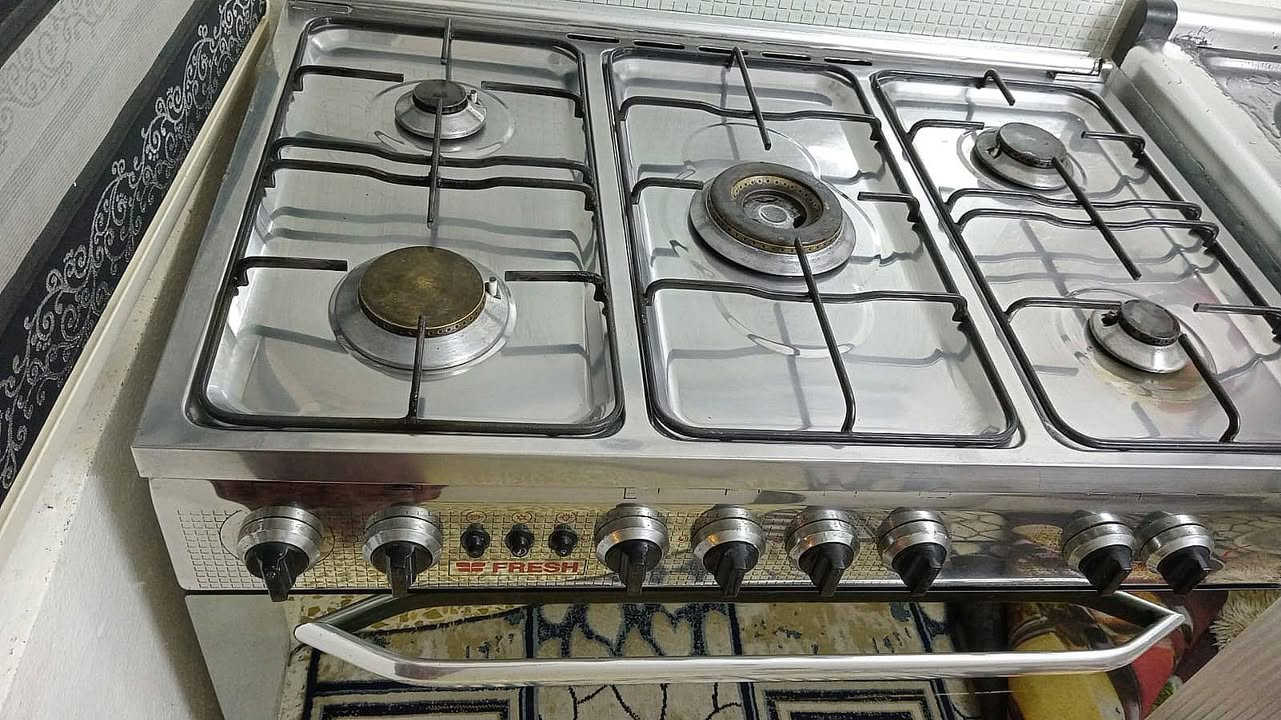 طباخ شغال كامل وفول نظافه
السعر ٢٠٠ وبي مجال 
للأستفسار ***********
