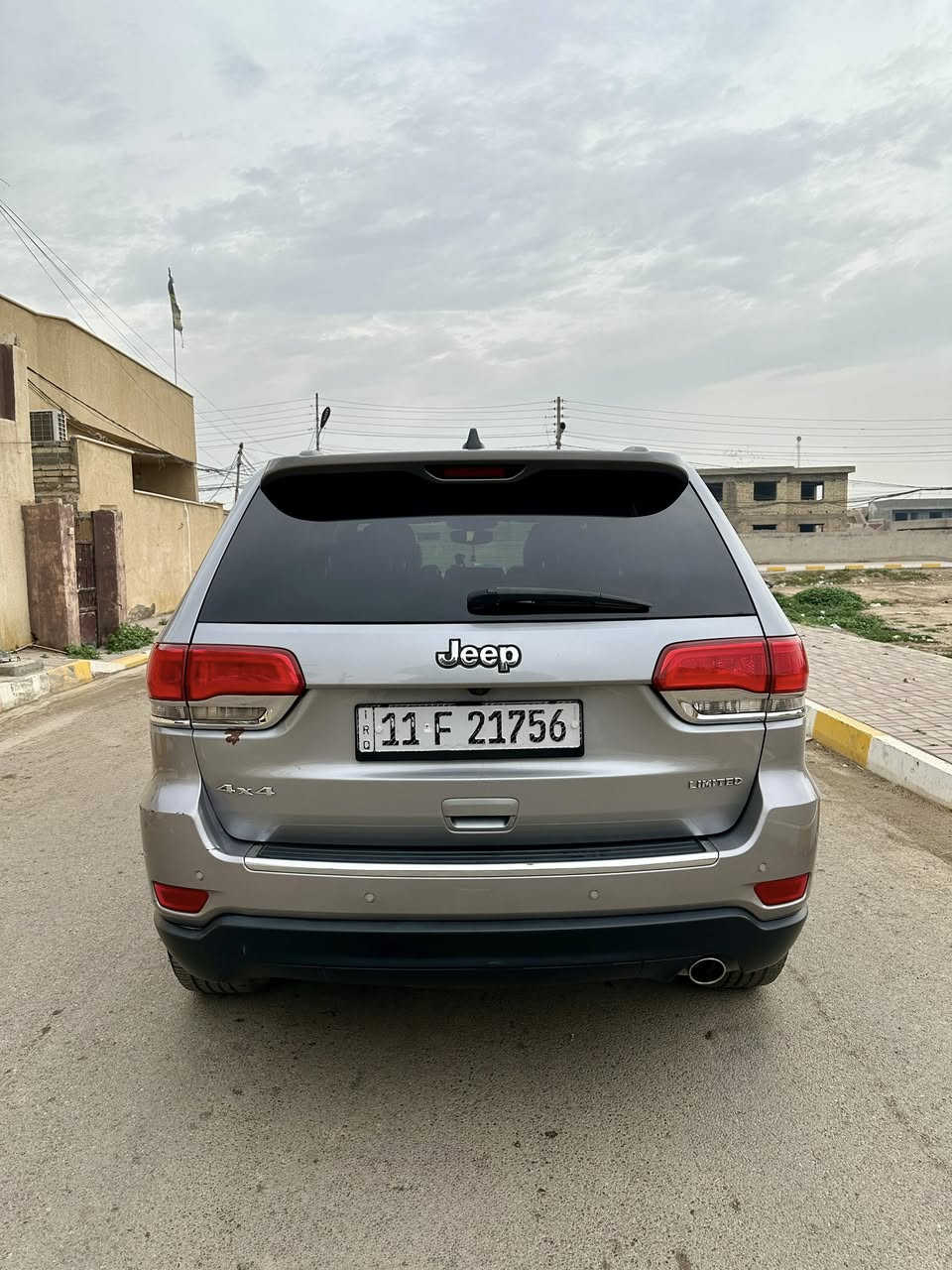 🚙 للبيع – جيب جراند شيروكي 2017
وارد امريكي

المعلومات الأساسية:
- الموديل: 2017  
- الفئة: Limited   
- الممشى: 63,000 ميل🔥
- المحرك: 3.6 لتر – 6 سلندر  
- نظام الدفع: رباعي 4×4   
- عدد المقاعد: 5  
- المقاعد: جلد  
- اللوحة: بغداد خصوصي  
-السعر:23,500 $        

المواصفات:
✔ كاميرا خلفية  
✔ حساسات وقوف  
✔ شاشة معلومات  
✔ تشغيل بزر (Push Start)  
✔ نظام المفتاح الذكي  
✔ تشغيل عن بعد  
✔ تدفئة المقاعد  
✔ تدفئة مقود القيادة  
✔ مرايا جانبية كهربائية  
✔ صندوق خلفي كهربائي  
✔ صندوق بدون استخدام اليدين  
✔ نظام فرملة الطوارئ 
✔ نظام قياس لزوجة الزيت
✔ حساسات ضغط الإطارات  

ملاحظة:  
تم تبديل الجامبغ وباب السائق في أمريكا
تصليح بارد بلقمارة بسبب سقوط لوحة اعلان عليها

📞 للاستفسار: ***********
