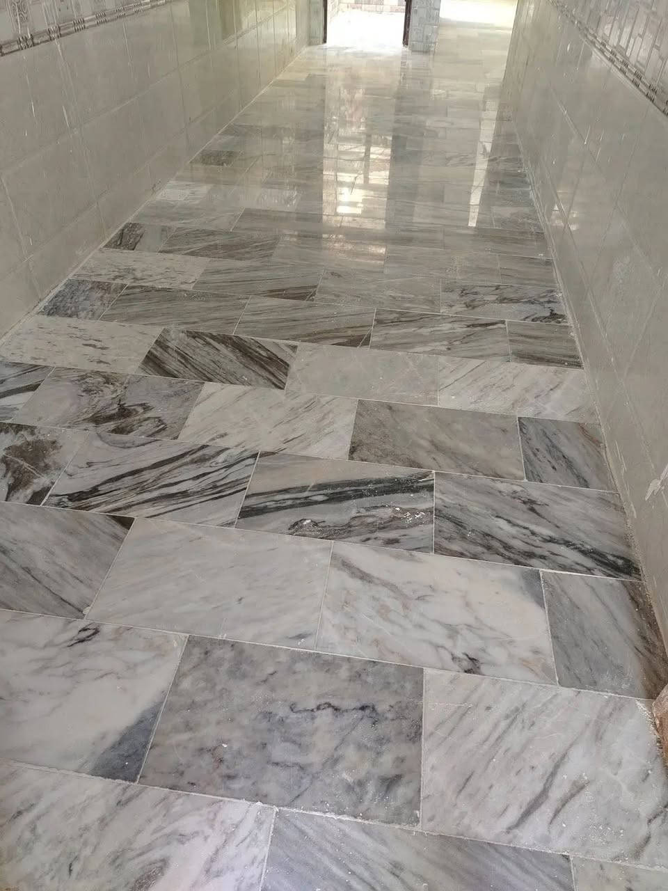 خلفه سيراميك  متفرغ حاليا لكل انواع السيراميك والبورسلين والكاشى والمرمر والبايات والألوااح .
شغل ليزر درجة اولى وتسليم مهندس .
 الرقم بيه واتساب ***********
بغداااد فقط .
