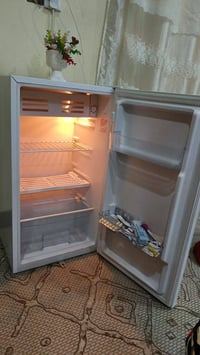 ثلاجه للبيع مستخدمه موسم واحد فقط جديده  السعر 180 وبيهه مجال  اليريده...