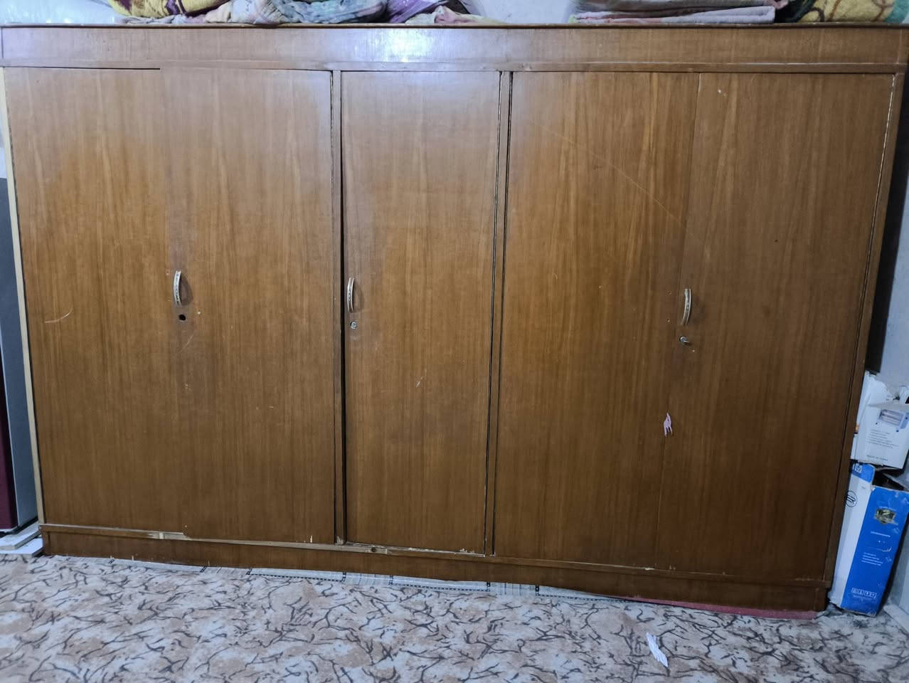 بيع مستعجل الي يريد يراسلني  كنتور صاج اصلي 100قفل ارتفاع مترين 5 باب ***********
