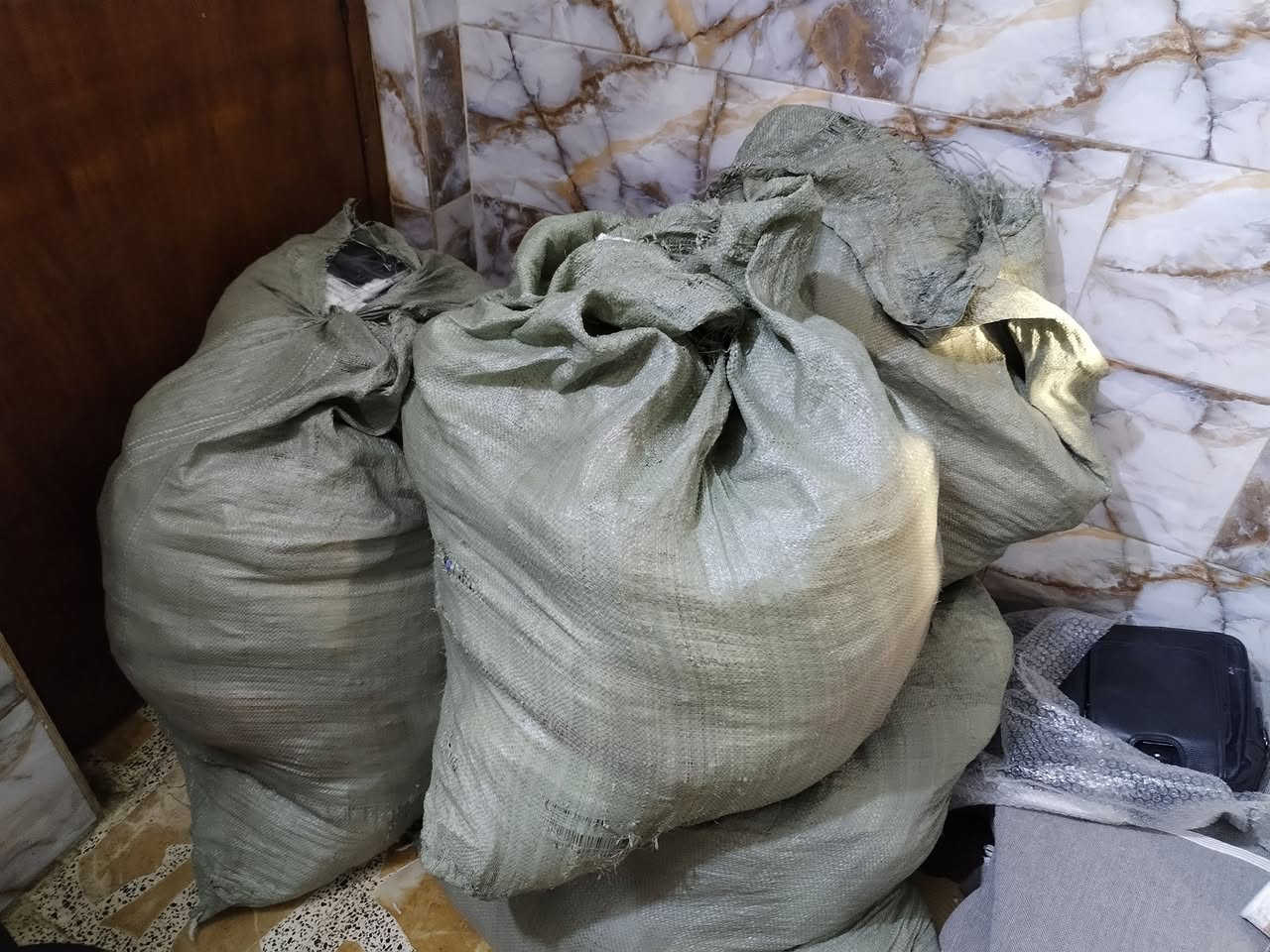 السلام عليكم
ملابس كله ما مستخدم امزون 
نسائي رجالي تجي تاخذهم بايدك 
شتوي صيفي العدد من 250 الى 300 قطعه 
سعر القطعه 2 الله شاهد بيهم ينباع القطعه 4 وبيهم 5 وبيهم 8 وبيهم 3 وبيهم 2 خير من الله 5 شلفان الي يفيدو يتواصل خاص او واتس اب 

***********

