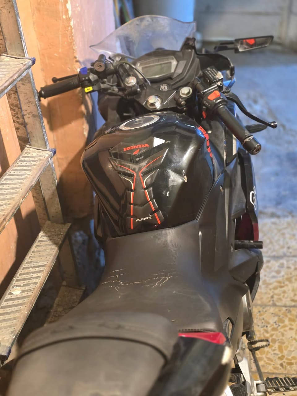 السلام عليكم دايوان r200كفاله عامه موديل ٢٥ للبيع او مراوس مكاني حي الجهاد  السعر مليون و٨٠٠ وبيهه مجال ***********
