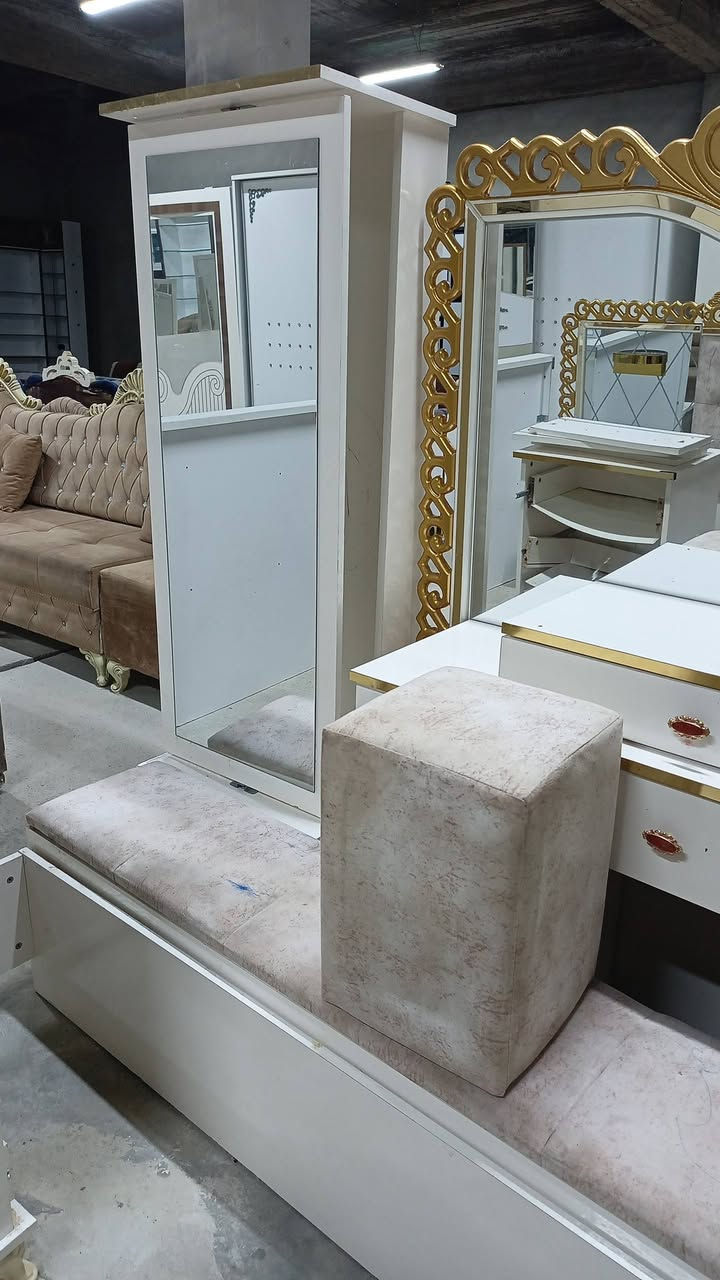 غرفه نوم تسع قطع للبيع اللي حاب يتواصل على هذا الرقم ***********
