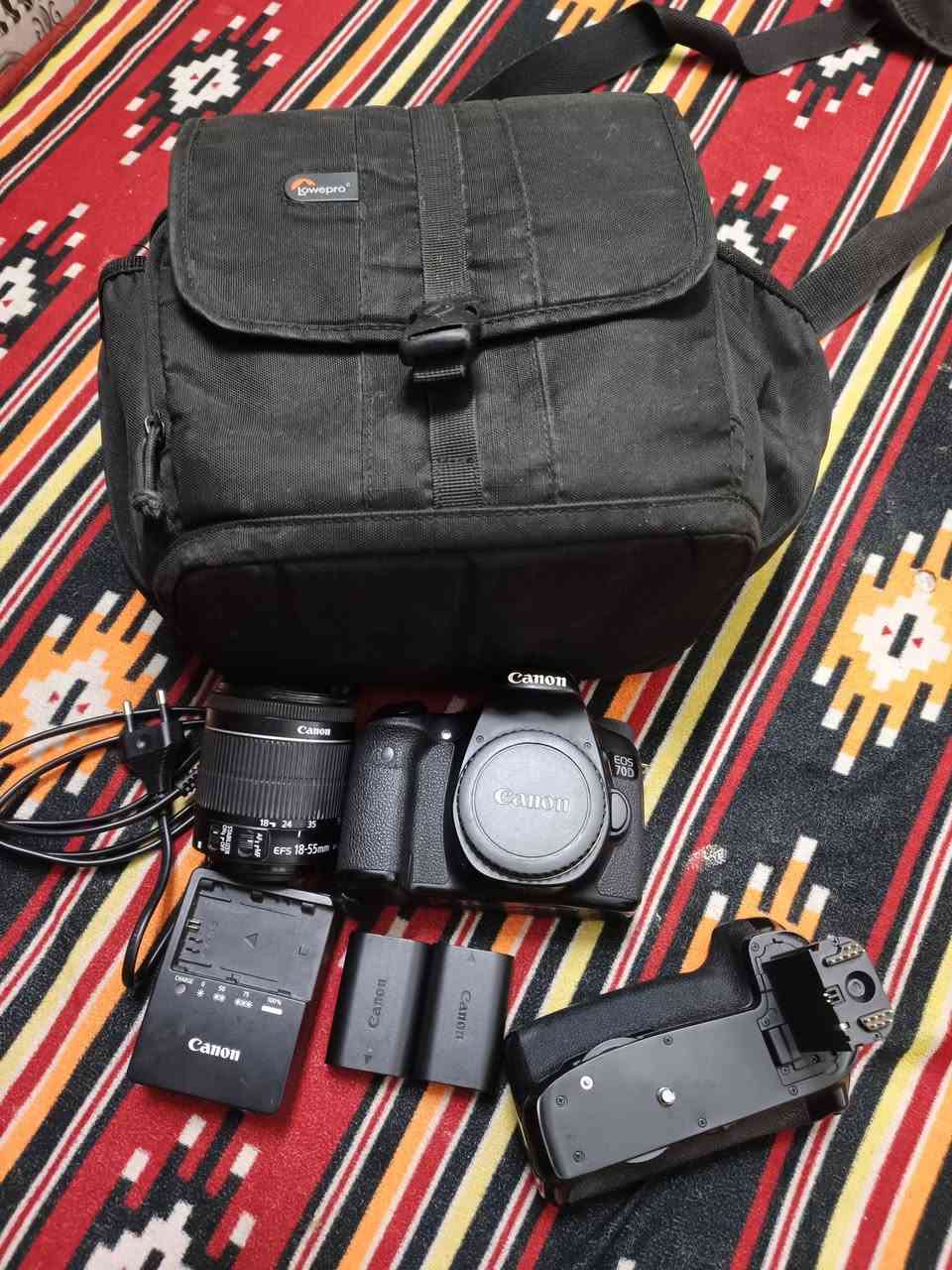 السلام عليكم بسبب الوعود الكاذبة  عندي كانون 70دي للبيع 
نظافه كدام عينك
ملحقات. وعدسه. وكرب وبطاريات 2 وشاحنة عنواني بغداد واتساب موجود ***********
مستعجل على بيعه لسبب ضرف 
سعرة 450
