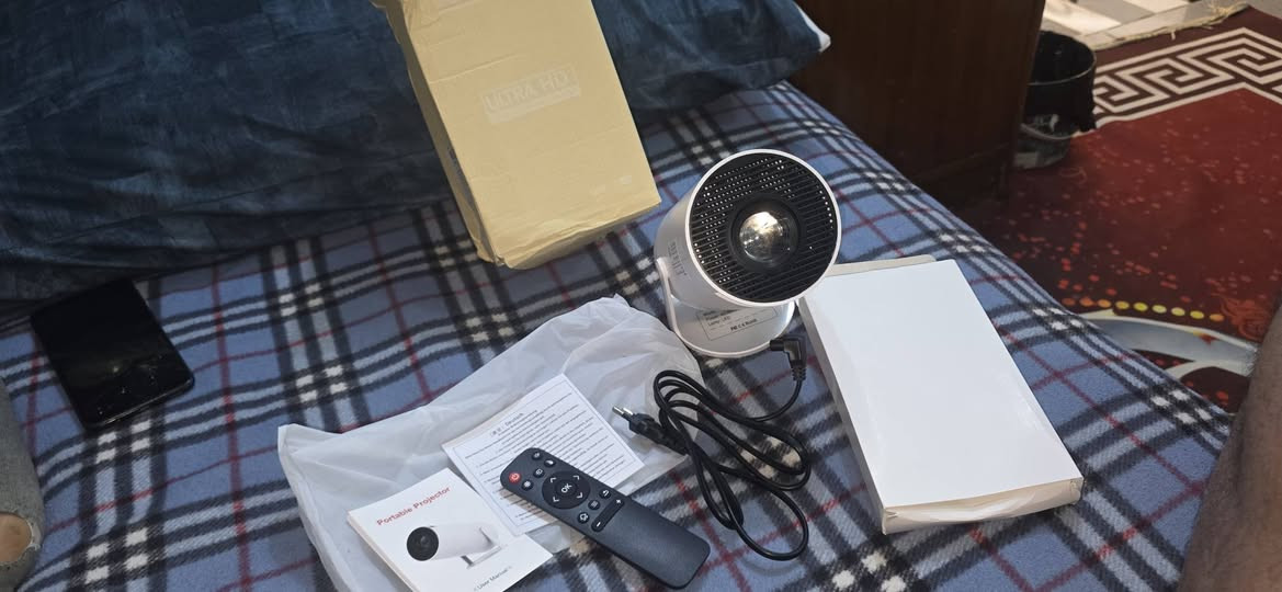 هذا الجهاز هو جهاز عرض صغير محمول (Mini Projector) من طراز HY300.
دعم الدقة: يدعم العرض بدقة 4K و 1080P. 
الاتصال: يحتوي على منفذ HDMI ومنفذ USB ومنفذ صوت، ويدعم واي فاي (WiFi) وبلوتوث (Bluetooth). 
الميزات: يتميز بتصحيح تلقائي للانحراف وتصميم دائري قابل للتدوير 180 درجة. 
السعر 45 مع توصيل


**إذا كنت صاحب هذا الإعلان وتريد حذفه لأي سبب، رجاءا أرسل رسالة إلى الدعم الفني**
