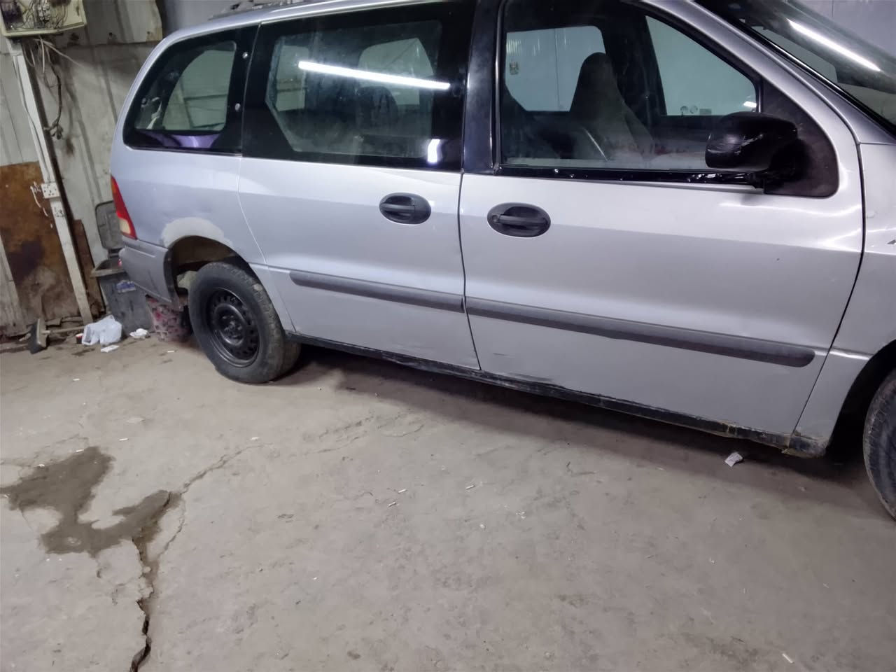 سلام عليكم فورد ويندستار موديل 2002 سيارة كير شادي جديد بس مرابطين كهربا ومكينة بيهة خربطة رقم بغداد تحويل ثانيوم مستعجل عل بيع سعر ٣٥ وبيهة مجال ***********
