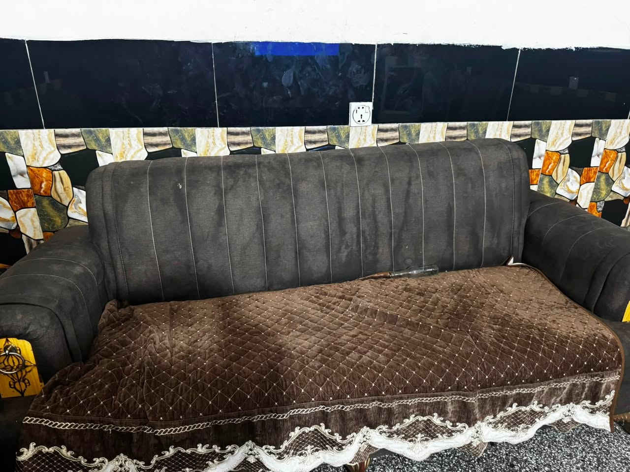 السلام عليكم 
تخم عشر مقاعد للبيع 
يحتاج تنظيف ورجل مكسوره 
السعر ٢٠٠
للاتصال:***********
