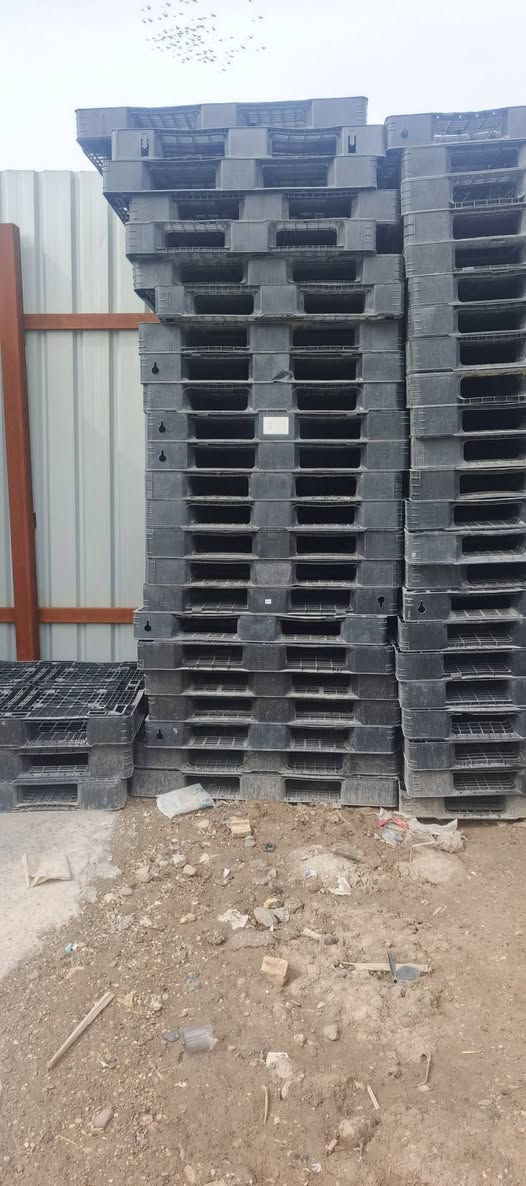 سكيب بلاستيك اسود الون قياس 110x110 مربع وزنها 7كيلو العدد50 سعر القطعه 6الاف مطروح مكاني بغداد حي أور ***********
