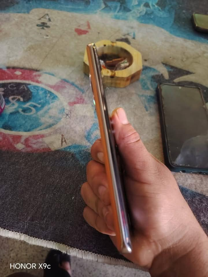 سلام عليكم للبيع... 

موبايل Honor x9c برتقالي ويا كارتون فقط 

جهاز وضع شركة شرط مامفتوح 

مستعمل 5 أشهر 

سعر 300 وبي مجال للطيبين 

عنوان موصل جانب الأيمن 

رقم تلفون ***********
السعر ٣٤٠

