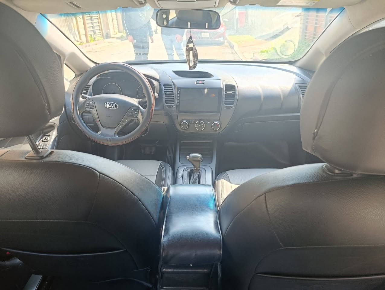 السلام عليكم سيراتو للبيع موديل 2014 خليجي  اربيل مكفول ماشيه 185 الف   بيه ضربه  خفيفه انضربت  بأديه فقط البنيد مصبوغ وبيه بارد بالتكمه الجوه مثل ماموضح بالصور   والباقي كوله مكفول باسم شركه  تبريد ،3 قطع تحكمات ستيرن مانع انزلاق حساسات أماميه خلفيه مري شفط وأشاير بالمري السعر 11الف وبيه مجال بسيط للاتصال بالرقم ***********  ملاحظه سنويه خلصانه والرقم القديم مو الجديد
