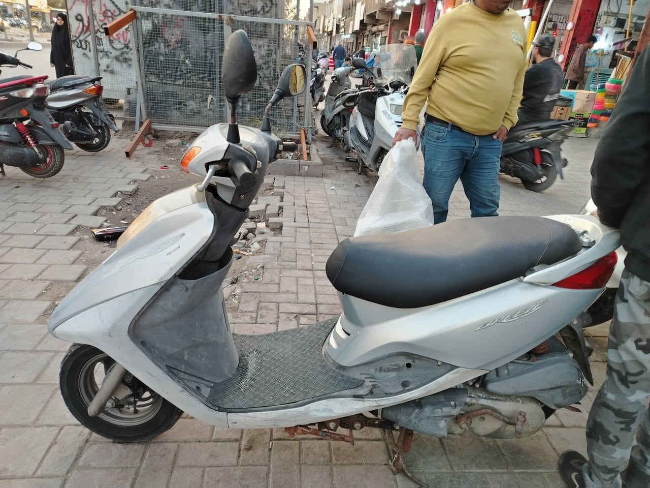 سلام عليكم
دراجه بريز لبيع 
جديده صارلهه أسبوعين نازله من الرمبه 
سعر  925
مكان بغداد مدينة الصدر الارفلي 
  ***********
