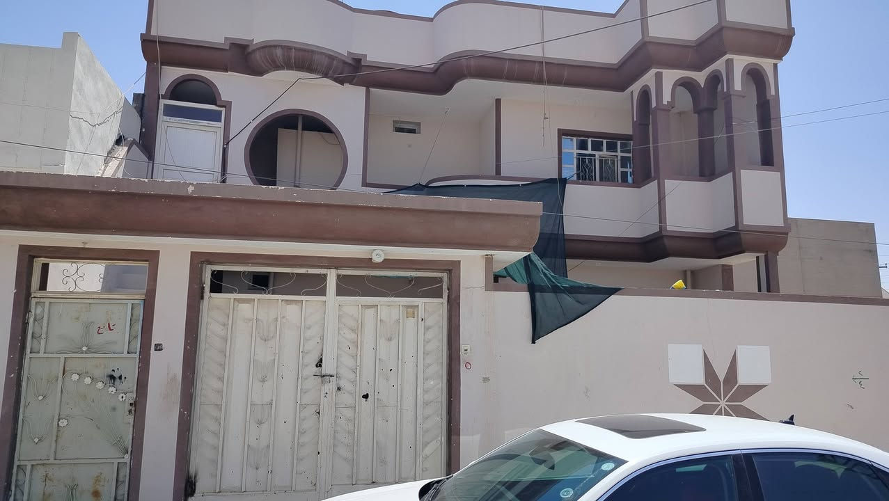 دار للبيع الموقع حي المثنى قريب من المستشفى ومركز شرطة النصر مساحة الدار 177.5م سند شرط تحويل تتكون الدار من طابقين الطابق الارضي ثلاث غرف وصالة ومطبخ وحمام ومرافق والطابق الثاني ثلاث غرف وصالة ومطبخ وحمام ومرافق تحتوي الدار على درج داخلي ودرج خارجي مع باب للدرج الخارجي السعر على الخاص للاستفسار اتصل على ***********
