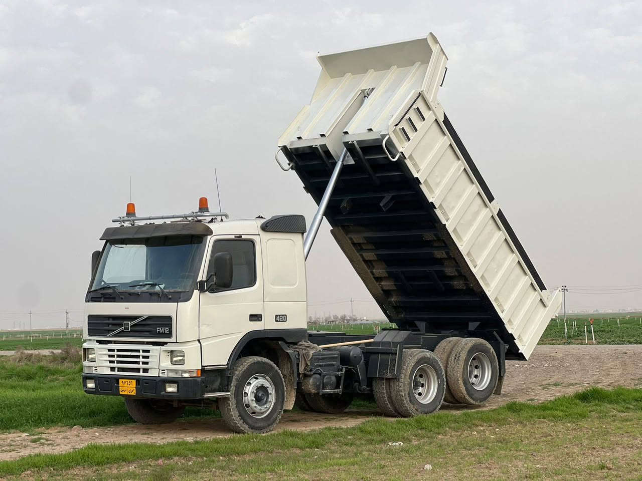 🚛 قلاب فولفو (Volvo) للبيع
الموديل: 2002
 الرقم: أربيل (تحويل مباشر)
 المحرك: 420
 الجير: 3*3
 الأكسل: بشرط
 الأنشاسي: طويل، سحل جوب، إسكاني بلادي
 المميزات الإضافية: حصة كاز شغال 100%
ملاحظة للمشتري: السيارة جاهزة للشغل والتحويل مباشر بدون أي معوقات
للتواصل و الاستفسار***********
***********
سعر(250)

