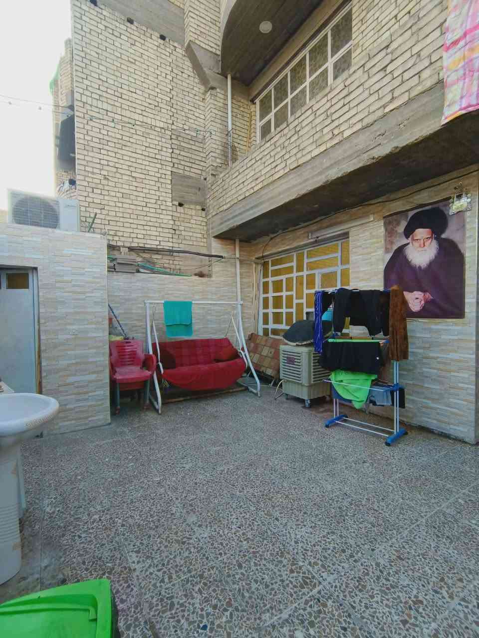 السلام عليكم توفر عندي بيت-- (180 متر)--- جبهه7 ونص--/نزال 23/---طابقين بي 4 غرف طابو زراعي سند 25 سند وكاله موجودات على طابو الخلاني المنطقة كامله كل الخدمات مي مجاري كهرباء تبليط موقع البيت البلديات الضباط خلف الصحفيين قرب مدرسة زين القوس منطقة حي الامير  للاستفسار *********** الرد واتساب ماسنجر أو الاتصال على الرقم حسن للعقار

