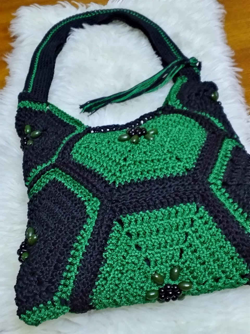 حين تجتمع دقة الكروشيه مع سحر اللون الأخضر الملكي وفخامة اللون الاسود تولد هذه القطعة الفريدة...صُممت يدوياً بحب لتمنحك إطلالة إستثنائية لاتشبه احد...تداخل هندسي سداسي بالألوان الاسود والاخضر ولمسات من الخرز الأنيق...للمزيد من المعلومات التواصل على الخاص


**إذا كنت صاحب هذا الإعلان وتريد حذفه لأي سبب، رجاءا أرسل رسالة إلى الدعم الفني**