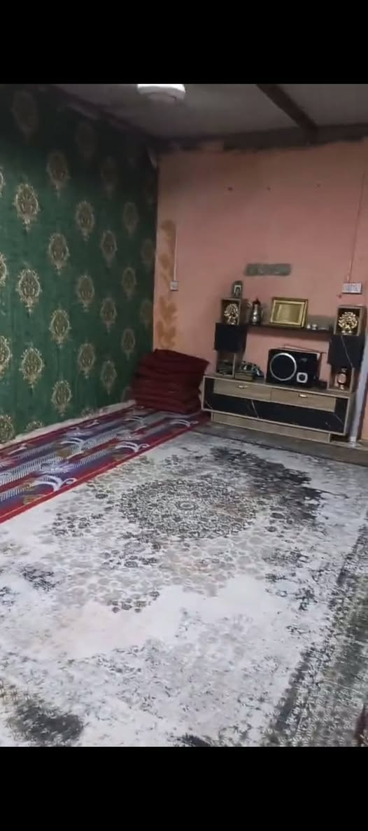 بيت للبيع يحتوي على ٢ غرف ودوانيه واستقبال ومطبخ بيت كامل من كل النواحي وكلة سيراميك وماي وكهربا جاهز وجوارين ناس فقرة ومرتبين مكانه حيانيه اول لاين سعرة ١٣ وبي مجال رقم التلفون ***********
