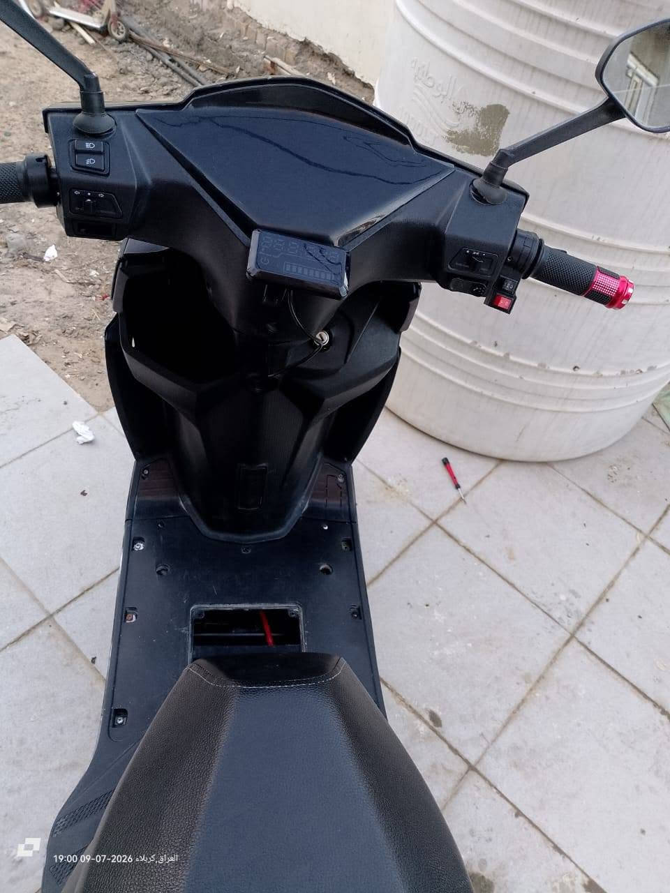 سعر.  490 وبي مجال
دراجة شحن نوع سكنس 
6 بطاريات دبل
ملف 2000
سرعة 85
ويل 10 
تاير 3.50 اكبر حجم
لايت عالي ناصي رماش
اشاير يمنة يسرة 
3 سرع 
عقل 45 امبير بلوتوث رياضي 
تشغيل بصمة وسويج

ملاحضة الشاشة لا تقرا السرعة بيها عطل
والدراجة بيها شخوط من الصفحات
***********
