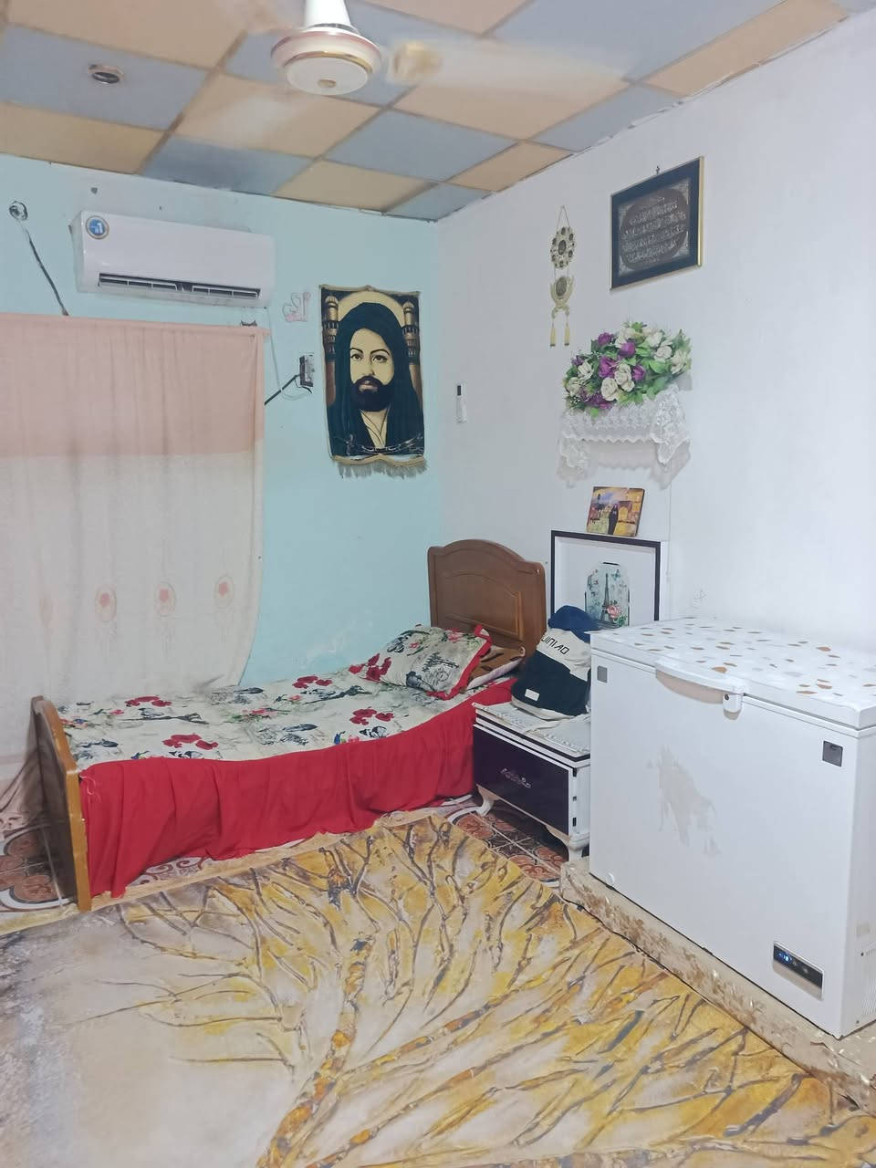 السلام عليكم بيت تجاوز للبيع الاصمعي قرب محطة غاز الاصمعي شارع الخدمي ثلاث غرف الارضيه سيراميك السقف اعكاده البيت نضيف 23وبي مجال اتصل ***********
