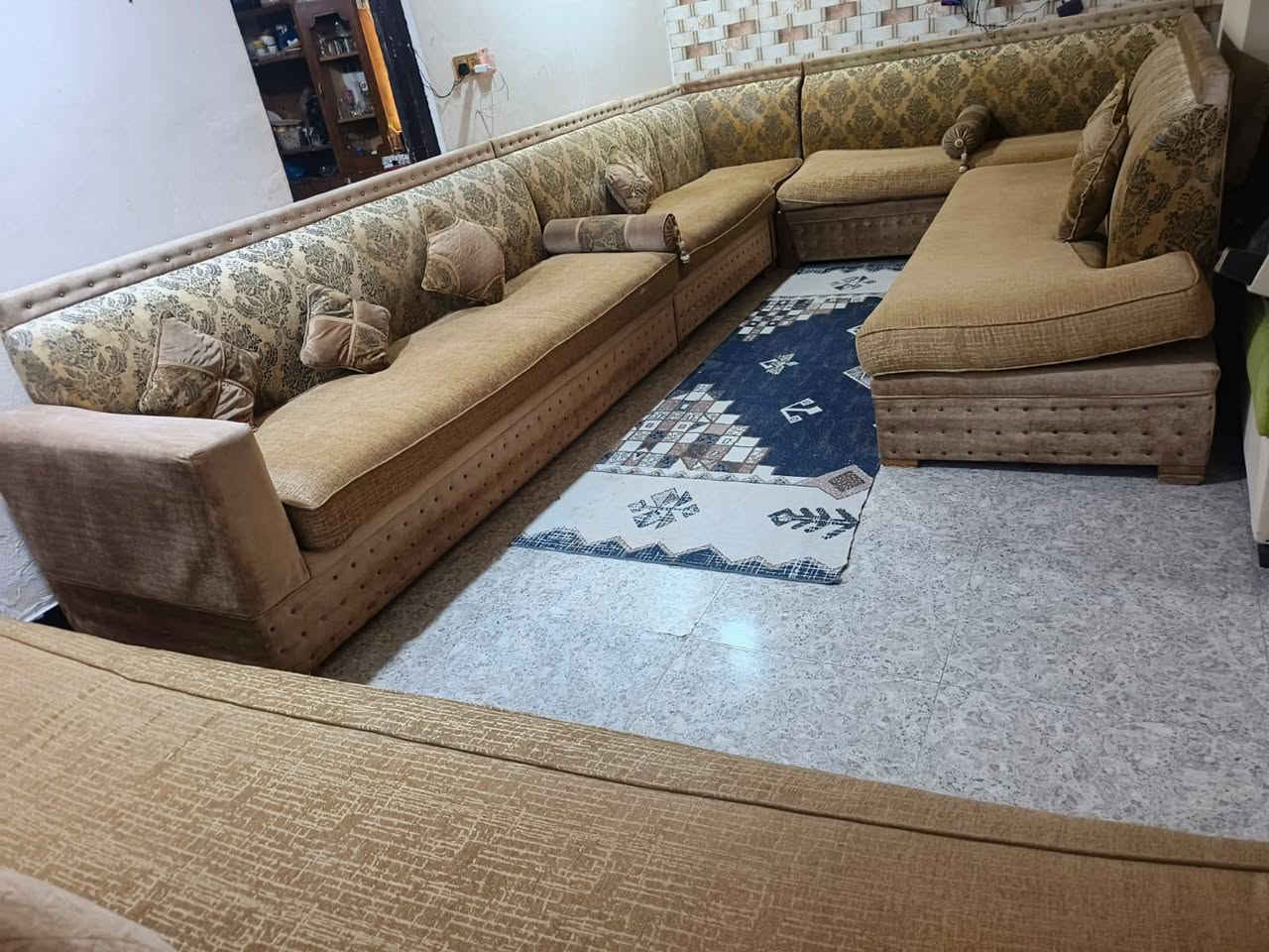 تخم ونص 16 نفر ديوان خليجي يتكون من 6 قطع 3 قطع ثلاثيه ووحدة اربع نفرات ووحدة نفرين وقطعة زاوية اي ضرر مابيه كلش نظيف مثل ما واضح بالصور السعر 450 وبي مجال العنوان ناصرية


**إذا كنت صاحب هذا الإعلان وتريد حذفه لأي سبب، رجاءا أرسل رسالة إلى الدعم الفني**