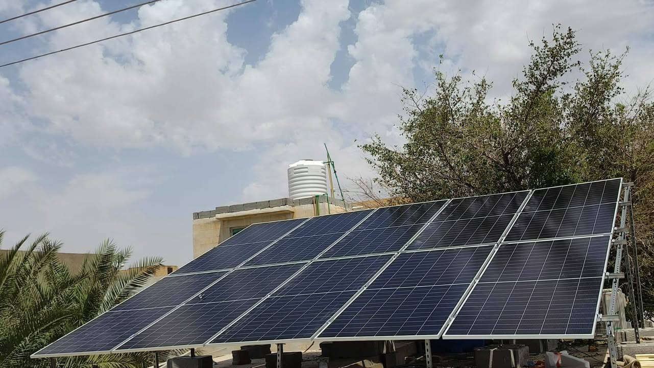 اليوم الخميس الموافق 04/06/2026
تم بعون الله إكمال نصب و تشغيل منظومتين للطاقة الشمسية و تفاصيل هاتين المنظومتين هو كما مبين أدناه:-

*المنظومة الأولى نصبت في #محافظة_ديالى #قضاء_مندلي تجهز 40 أمبير نهاراً و 30 أمبير ليلاً و تتكون المنظومة من:-

1- ألواح Longi عدد 20 قدرة اللوح الواحد 615 واط 
2-بطاريات ليثيوم ماركة شيساج (CHISAGE) عدد 2 قدرة الواحدة 16 كيلو واط و بمجموع 32 كيلو واط
3- إنفيرتر ديا Deye IP65 قدرته 12 كيلو واط مع واي فاي 
4- أجهزة حماية و قواطع ( AC + DC )

*و المنظومة الثانية نصبت في #محافظة_بغداد #قضاء_المدائن تجهز  20 أمبير نهاراً و 20 أمبير ليلاً و تتكون المنظومة من:-

1- ألواح Longi HI-MO X10 عدد 10 قدرة اللوح الواحد 645 واط 
2-بطاريات ليثيوم ماركة ديا (Deye)  عدد 2 قدرة الواحدة 12 كيلو واط و بمجموع 24 كيلو واط
3- إنفيرتر ديا Deye IP65 قدرته 8 كيلو واط مع واي فاي 
4- أجهزة حماية و قواطع ( AC + DC )

مكتب علوم الطاقة #ديالى_قضاء_مندلي

بإدارة كل من / المهندس عمار موسى
                              و يحيى موسى
للإستفسار أكثر الإتصال على الأرقام أدناه
***********
***********
