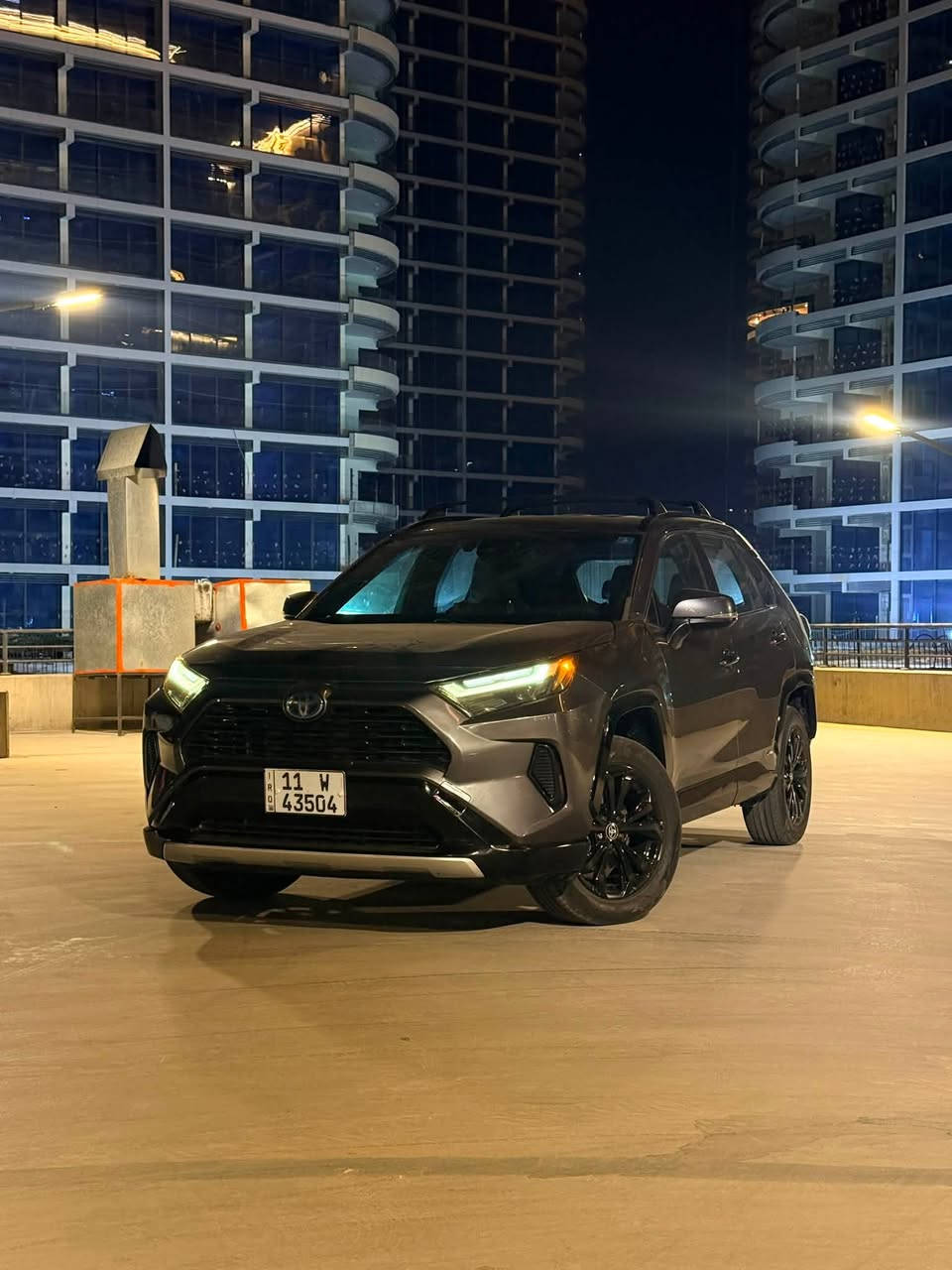 للبيع | Toyota RAV4 Hybrid SE موديل 2022
بلاك اديشن تكون مطعمة بالاسود اللامع
* موديل: 2022
* الفئة: SE Hybrid
* محرك 2.5 لتر هايبرد
* قوة إجمالية 219 حصان
* دفع رباعي إلكتروني (AWD)
* قير أوتوماتيك E-CVT
* صرفية وقود اقتصادية جدًا
رقم بغداد مشروع وطني
السيارة ماشية ( 71 الف ميل )
المواصفات:

* جنوط رياضية 18 إنش
* مصابيح LED أمامية وخلفية
* تشغيل بصمة مع زر تشغيل
* شاشة وسطية تدعم Apple CarPlay وAndroid Auto
* كاميرا خلفية
* مثبت سرعة راداري (Radar Cruise Control)
* نظام المحافظة على المسار
* نظام التحذير من الاصطدام مع الكبح التلقائي
* مكيف أوتوماتيك ثنائي المناطق
تدفئة و تبريد مقاعد امامية
تدفئة مقود
* تحكمات مقود
* 7 وسائد هوائية
* نظام مراقبة ضغط الإطارات 
3 انظمة قيادة 
هاند بريك كهرباء مع اوتو هولد
كأمره خلفية 
سيارة اقتصادية جدًا بالوقود، مريحة بالسفر، واعتماديتها عالية، وتعتبر من أفضل سيارات الـSUV الهايبرد.

حادث السيارة : امامي سطحي و خلفي سطحي ايضا 
🔴بدون دواخل بدون شواصي 🔴
🔴كير مكينة كفالة🔴
ايرباك ستيرن فقط صور الحادث مرفقة مع المنشور

رقم الشاصي  2t3t6rfv1nw029982

السيارة بحالة جيدة
مكان السيارة بغداد المنصور 

 سعر السيارة 18,500$ يعني 185 ورقة
للاستفسار أو المعاينة يرجى التواصل على الرقم 
*********** 
متواجد خط او واتس اب فقط الفيسبوك ممتواجد بي
