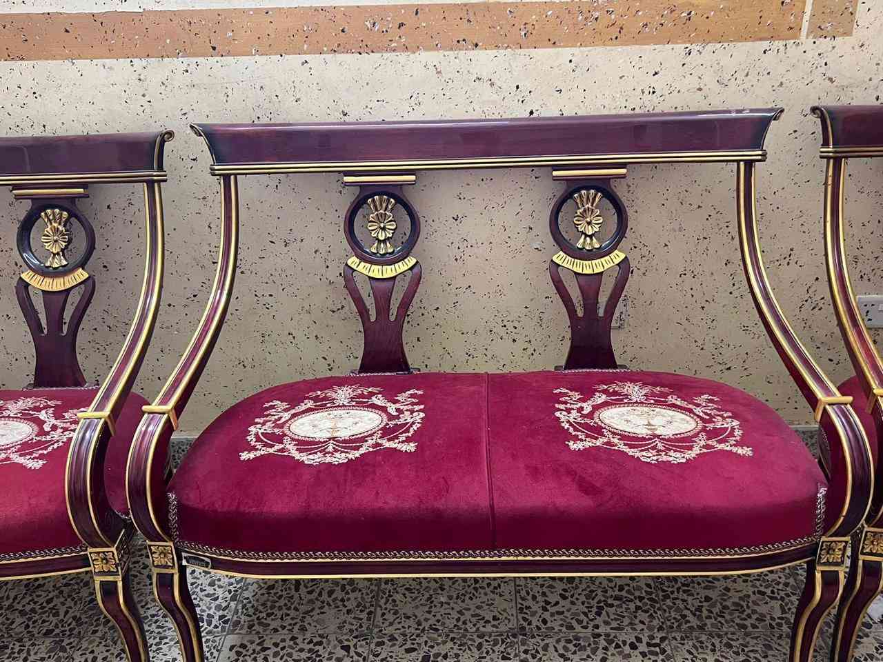 ميز طعام الاصلي مع كراسي + تخم ملكي وعدي كراسي ام نفرين وام نفر للاستفسار *********** او مراسله الخاص
