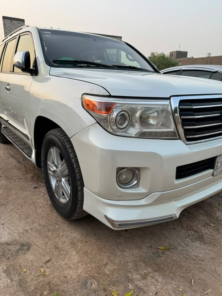 السلام عليكم لاندكروزر كازز كازز للبيع 2015 بيها بارد بين الباب والجاملغ الامامي الايمن بدون صبغ السعر 350 بيها مجال بصرة شط العرب الكباسي للاستفسار الاتصال على الرقم ***********
