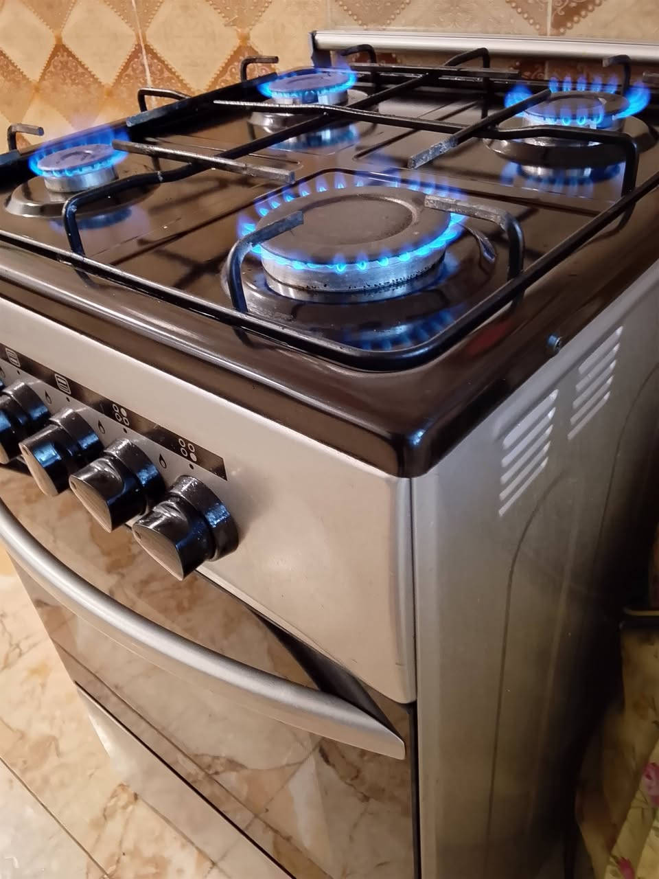 السلام عليكم طباخ تركي  مستخدم سبوع فقط بي ضمان سنة 4 مشاعل
وبي فرن وقنينة غاز عراقية ويا


**إذا كنت صاحب هذا الإعلان وتريد حذفه لأي سبب، رجاءا أرسل رسالة إلى الدعم الفني**