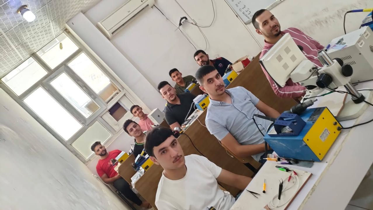 بسم الله الرحمن الرحيم.﴿وَقُل رَّبِّ زِدْنِي عِلْمًا﴾ 🌿
بالنضر لأنتهاء امتحانات الطلاب من المدارس. تقرر @فتح باب التسجيل للراغبين تعلم صيانة الموبايل من الصفر للاحتراف. في المعهد الاول في سامراء بتعليم صيانة الموبايل
وسيبدء التسجيل من الآن في مركز السطور للتطوير العلمي والرياده الكائن في حي القادسيه قرب جامع الشهيد. او في مركز وســــــا م لصيانة الموبايل في شارع البوشامان قرب مرطبات جنة الاعناب.
للاستفسار اكثر الاتصال بالارقام *********** او ادرة المركز ***********
•دورة صيانة الموبايل 🛠️ 
•مع الدعم لمده غير محدوده  بعد الدورة 
•تعلم مهنه صيانه الموبايل📱 في معهدنا وكن من المبدعين 
•الدورة تشمل المستويات التالية
•المبتدئين 👍 & والمتوسطين👍
•مميزات الدورة ♦️
•وقت الدورة مفتوح لحد ما تفهم كل المنهاج
•يعني تكدر تخلي شهر او اكثر  حسب فهمك🗽
•يحق للطالب اعاده الدورة مره اخره في الدوره التي بعدها مجاناََ 
•تمنح شهاده للطالب بعد التخرج من الدورة🪪 
•يتم تدريب الطالب في منهاج علمي وعملي حديث
•منهاج الدورة  هارد وير   • 
محاور  Hardware ♦️ 
1.دراسة كيفية استخدام اجهزة الصيانه وطرق التعامل معها • ( الباور سبلاي) (الافوميتر) (تيستر الشحن) (الهيت كان) وذالك بالتفصيل... 
2.تتبع الاعطال بشكل علمي ومنضم
•تتبع اعطال الاجهزة الطافيه (فاصل باور) 
3•دراسة البور سبلاي وفهم  تحميلاته 
4•دراسة الافو ميتر بشكل علمي ومنضم
5•دراسة التوالي والتوازي بشكل علمي ومنضم
6•دراسة وقرائة المخططات بشكل علمي مفصل 
7. طرق تفكيك جميع انواعه الاجهزه وبدون ضرر  
8•زراعة المسارات التالفة 
9•طريقة اصلاح الكونكترات التالفة وتبديلها 
10•استبدال الشاشات والملحقات الاخرى
11•شرح دائرة البور  
12•شرح دائرة الشحن وتتبع مساراتها
13•شرح دائرة الصوت 
14•شرح دائرة الواي فاي 
15•شرح دائرة الشبكة 
16•شرح دائرة الكاميرا 
17•شرح دائرة الاضاءة 
18•شرح دائرة البيانات
19•شرح دائرة المس  
  20.طريقة رفع الايسيات وشبلنتها 
ملاحضه الدوام سيكون في رمضان بعد صلاة العشاء يومياََ ساعين وسعر الدورة كاملاََ 350 الف  تدفع من المبلغ 50 عند التسجيل والباقي دفعات لحين انتهاء الدوره 
دورة السوفت وير دوره اخرى للراغبين ستكون في مركز حلول للحاسبات في حي الشرطه
 (الاستاذ زيد ياسين).. 
ومن الله التوفيق. اسألو عنا من تخرج من معهدنا قبل التسجيل واهلاََ وسهلاََ بكم 🌺
