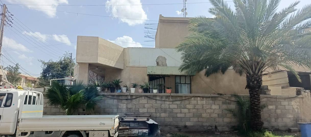 البكرية خلف مرور الغزالية 
السلام عليكم
لليدور بيت بسعر مناسب موجود 
بيت ركن مساحه 256 عالي عن الشارع طابق و نص 

يحتوي على استقبال و صاله و حولي و مطبخ و غرفة نوم و صحيات عدد 2 داخليه و خارجيه عدد 1
و الطابق الثاني يحتوي على غرفتين نوم فقط 
للاستفسار اكثر الاتصال على الرقم 
*********** 
هاتف او واتساب
