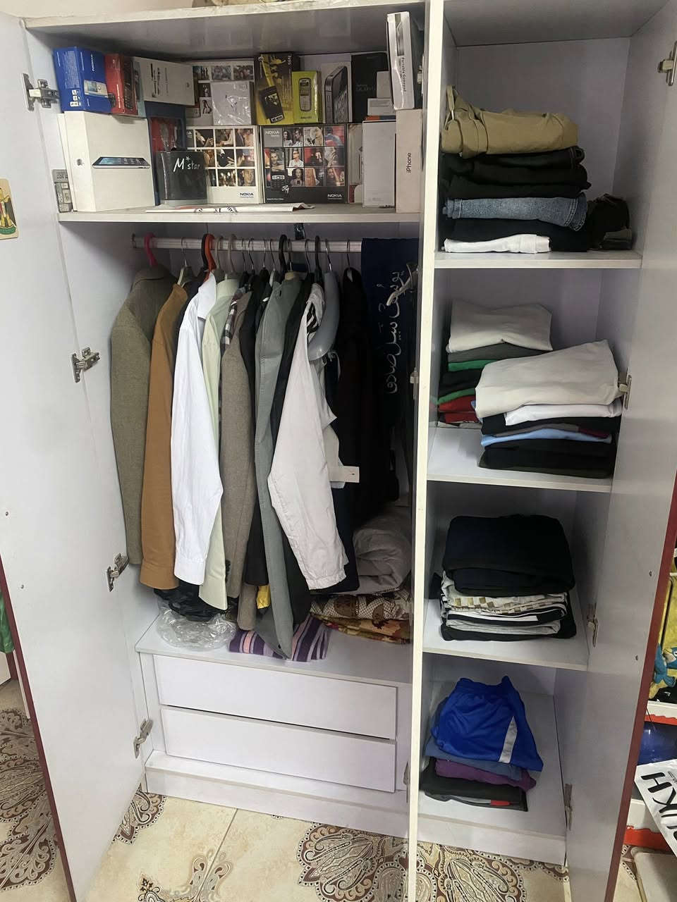 غرفة نوم "نفر ونص" (بوما تركي) - بحالة جيدة للبيع

السلام عليكم.. للبيع غرفة نوم نفر ونص موديل (بوما تركي)، الغرفة نظيفة مرتبة وكاملة من كلشي. تتكون من القطع التالية:

 - جربايه (نفر ونص): تحتوي على مجرات (مجارير) عدد 2 من الأسفل للاستغلال المثالي للمساحة.

 - دواشك عدد 2 وية الغرفة:
 الدوشك الأول الخاص بالغرفة.
 دوشك ثاني إضافي (إسفنج ضغط عالي).

 - كومدي : بجانب الجرباية مخصصة للأغراض الشخصية.

 - كنتور 3 بيبان: تقسيم داخلي ممتاز ومساحة تخزين واسعة.

 - مكتبة دراسة وقراءة: بتصميم أنيق وعملي.
 ميز زاوية مع الكرسي الخاص به: متناسق تماماً مع الغرفة.

 - تعلاكة ملابس مميزة: على شكل قلم.

 هدية خاصة ومجانية مع الغرفة:
 مراية إضافية تحتوي على مجر تخزين واحد من الأسفل.
 الموقع: [بغداد - حي تونس ]
 السعر: [450,000 الف دينار] (قابل للتفاوض البسيط للجادين)
 للاستفسار والتواصل: يرجى المراسلة على الخاص أو الاتصال على الرقم: [***********]
ملاحظة: الغرفة جاهزة للمعاينة والبيع المباشر.
