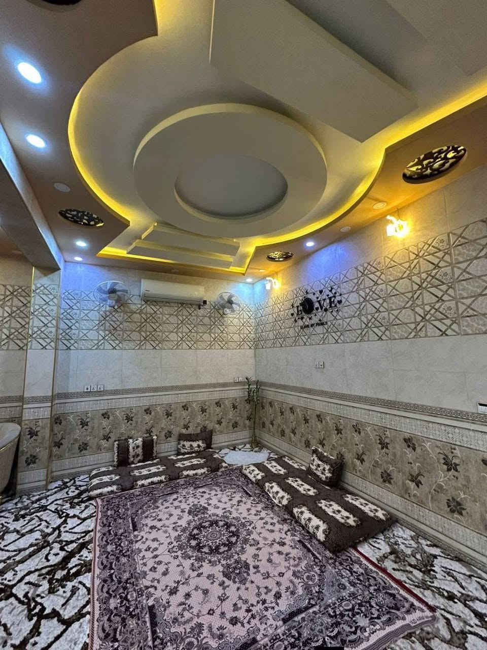 يالله اللهم صل على محمد وال محمد

دار للبيع 100 متر طابقين بناء طابوك جمهوري 

يتكون من أربع غرف نوم واستقبال وصالة ومطبخ وصحيات العنوان مقابيل مستشفى الكفيل خلف مطعم احمد الشبلاوي 

50 متر عن سايدين مستشفى الكفيل 

طابو زراعي سند 25 إقرار محكمة

خدمات مي مجاري تبليط كهرباء عرض الشارع 10 متر

يصلح سكن أو حسينية للزوار الاستفسار اتصل على رقم  ***********
