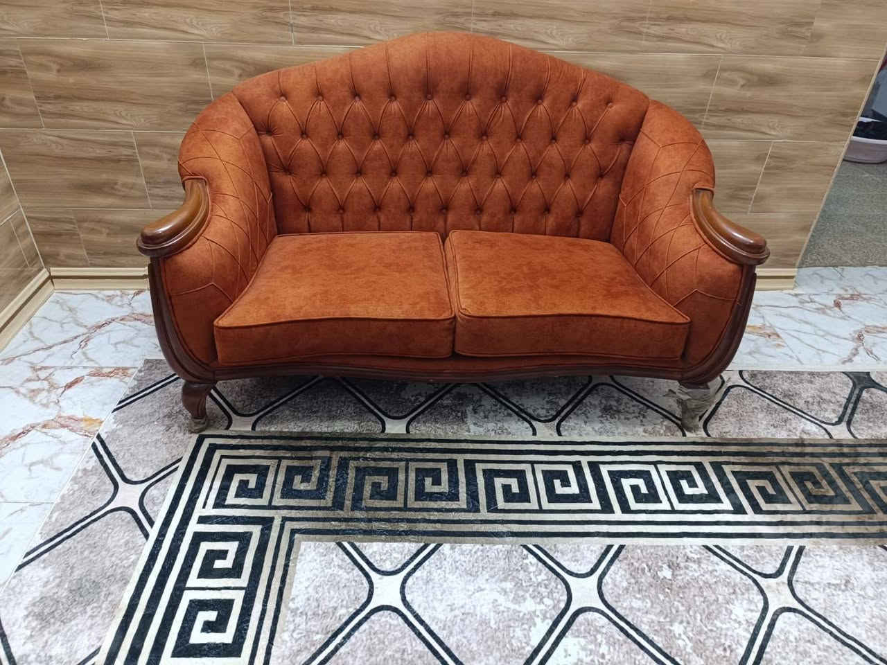 تخم قنفات عشر مقاعد نضيف جدا تركي بغداد قرب سوق اميمه مع سيت طبلات السعر 800بي مجال الطيبين ***********
