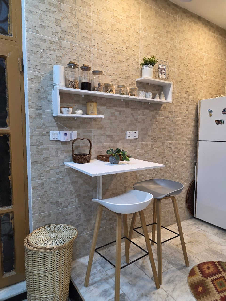 ميز طعام سويدي بحالة الجديد
يتكون الميز من ستول عدد 2 مع ميز الطعام
السعر 110 الف 
رقم هاتف ***********
