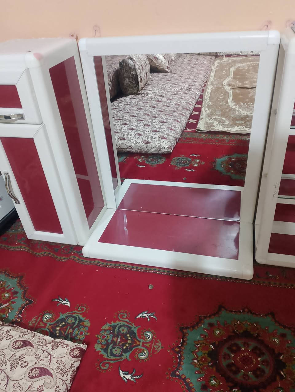 للبيع طقم ديكور حلاقة كامل (3 قطع) بتصميم أنيق وعملي جداً، مصنوع من الألمنيوم الدرجة الأولى (مقاوم للرطوبة والحرارة)
مراية حلاقة واسعة: مع إطار ألمنيوم أبيض وتطعيم أحمر، تعطي مظهر فخم للمكان.
ميز (جاروف) جانبي: يحتوي على درج ومساحة تخزين للمكائن والمعدات، مع يدات كروم حديثة.
رفوف عرض (فاترينة): تحتوي على رفوف زجاجية، مثالية لعرض العطور، الكريمات، أو أدوات الحلاقة.
المميزات 💰 السعر المطلوب: 100 ألف دينار عراقي (سعر قفل وبلاش بالنسبة لنظافته للتواصل:
عبر الرسائل أو الاتصال على الرقم [***********]
