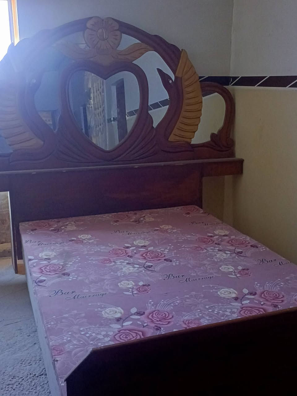 غرفه اخشاب تتكون من جربايه  مع ديكور وكومديات ثنين سعر175وبيه مجال رقم الهاتف ***********
