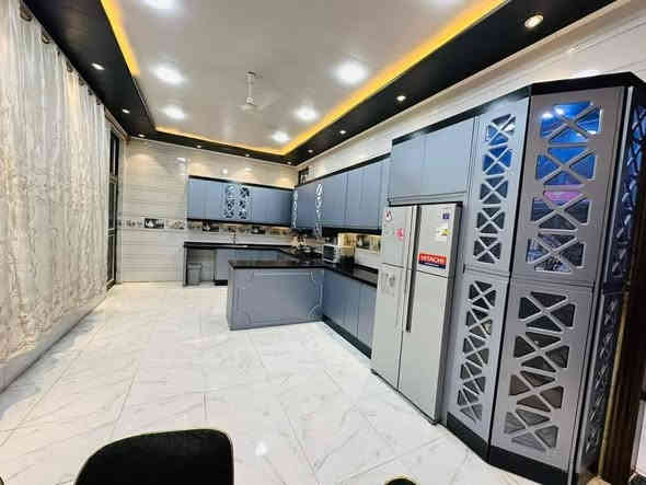 السلام عليكم.....
دار للبيع طابو صرف بناء حديث ٢٠٢٢ بحي الامام حي الضباط الاولى سنتر بشارع الكابينات مساحته ٤٠٥ متر الواجهة ١٨ متر والنزال ٢٢.٥ طابقين ويحتوي على ثلاث محلات تجارية مؤجرة بوارد ٨٠٠ الف شهرياً ماعدا شقة غير كاملة.علما ان جميع زجاج البيت مقاوم للكسر.عرض الشارع ٢٠ متر تجاري
ملاحظة/اليرغب يستثمر العقار كله ايجاره مليونين و٨٠٠ الف بالشهر
الطابق الارضي/غرفتين نوم وكلدور وصالة ومطبخ ومجمع صحيات داخلية وخارجية وكراج سيارات وحديقة 
الطابق الثاني/ثلاث غرف نوم وكلدور ومجمع صحيات 
للاستفسار مكتب النبل للعقار والبناء والهندسه 
***********واتساب 
***********
