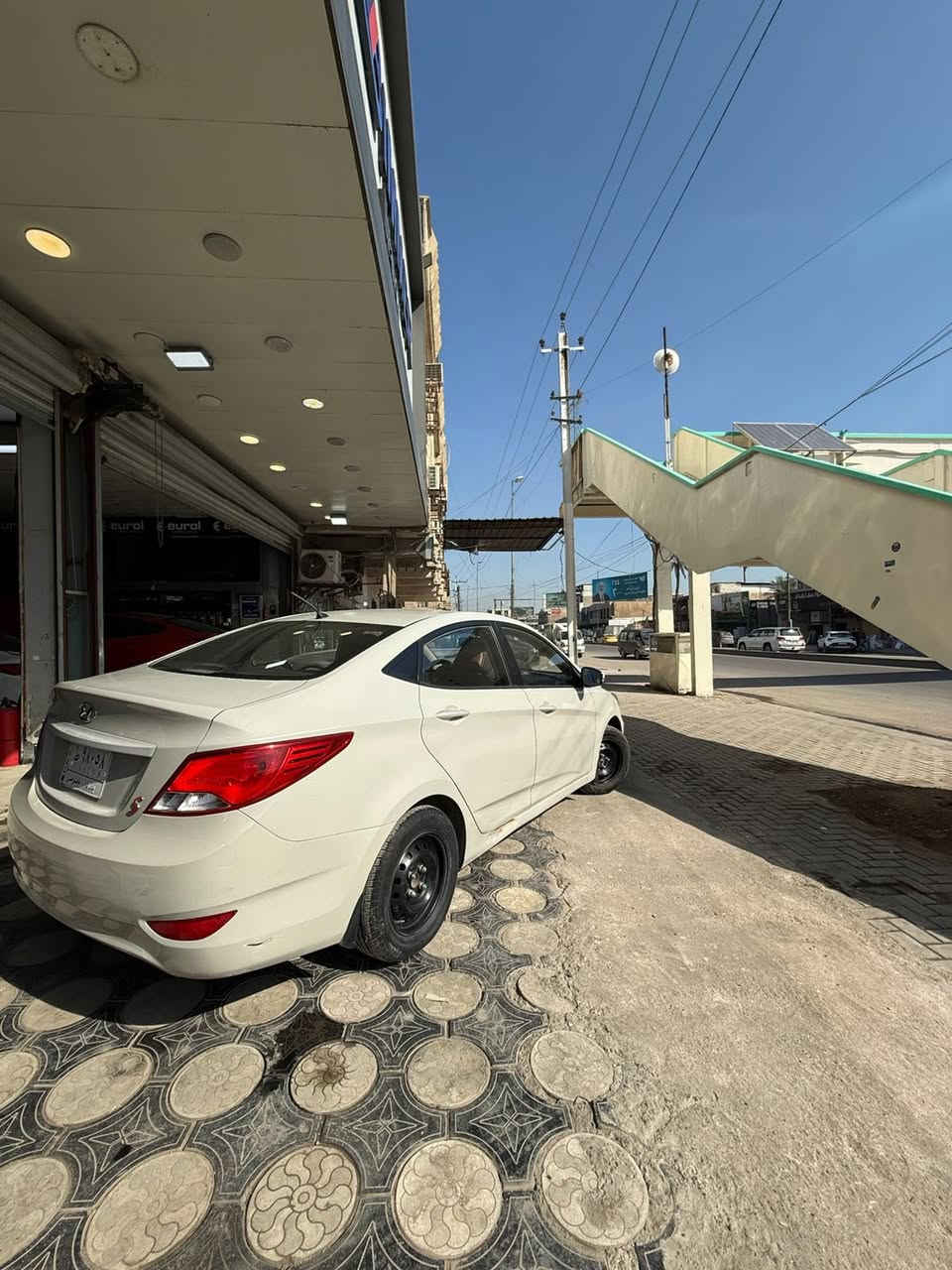 اكسنت خليجي 
٢٠١٦
ماشيه ١٦٠ الف
محرك ١٦٠٠
تحكم ستيرن
بيها بارد بالجاملغ
و ضربة بالدوسه 
بدون صبغ
بيها نواقص بسيطه
١٠٥ وًبيها مجال 
ماسنجر مغلق
***********
