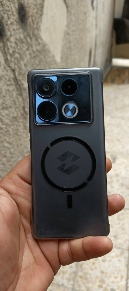 اليكم مواصفات هاتف انفينكس نوت Infinix Note 40S نسخة (8GB+256GB) بشكل مفصل:
الشاشة:

نوع الشاشة: AMOLED.
الحجم: 6.78 بوصة.
معدل التحديث: 120 هرتز.
المعالج:

Mediatek Helio G99 Ultimate.
الذاكرة:

خيارات متعددة: 256 جيجابايت.
ذاكرة الوصول العشوائي (RAM): 8 جيجابايت.
الكاميرا:

الكاميرا الخلفية: 108 ميجابكسل (رئيسية) + 2 ميجابكسل (ماكرو) + 2 ميجابكسل (عمق).
الكاميرا الامامية : غير محددة بدقه.
البطارية:

السعة: 5000 مللي أمبير.
الشحن: شحن سريع بقدرة 45 واط.
نظام التشغيل:

غير محدد.
مميزات أخرى:

دعم شريحتي اتصال.
يدعم شبكات الجيل الخامس 5G.
مستشعر بصمة الإصبع مدمج بالشاشة.
مكبرات صوت ستيريو مزدوجة مع صوت من JBL.
مقاوم لرذاذ الماء والغبار IP53


**إذا كنت صاحب هذا الإعلان وتريد حذفه لأي سبب، رجاءا أرسل رسالة إلى الدعم الفني**