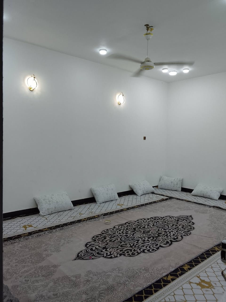 بيت لبيع 300 متر في منطقة المدثره في شارع الإمام علي يحتوي على ثلاث غرف نوم صاله  مطبخ ديوانيه مناور عدد اثنين صحيات ساحة جبيره مساحته 90متر تقريباً وحديقة جبيره السعر 70 وبيه مجال *********** بيه واتساب
