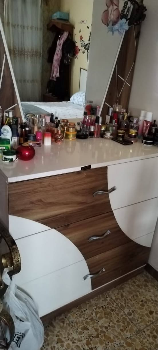 غرفه البيع سعر 700 وبيه مجال
تواصل واتساب ***********
