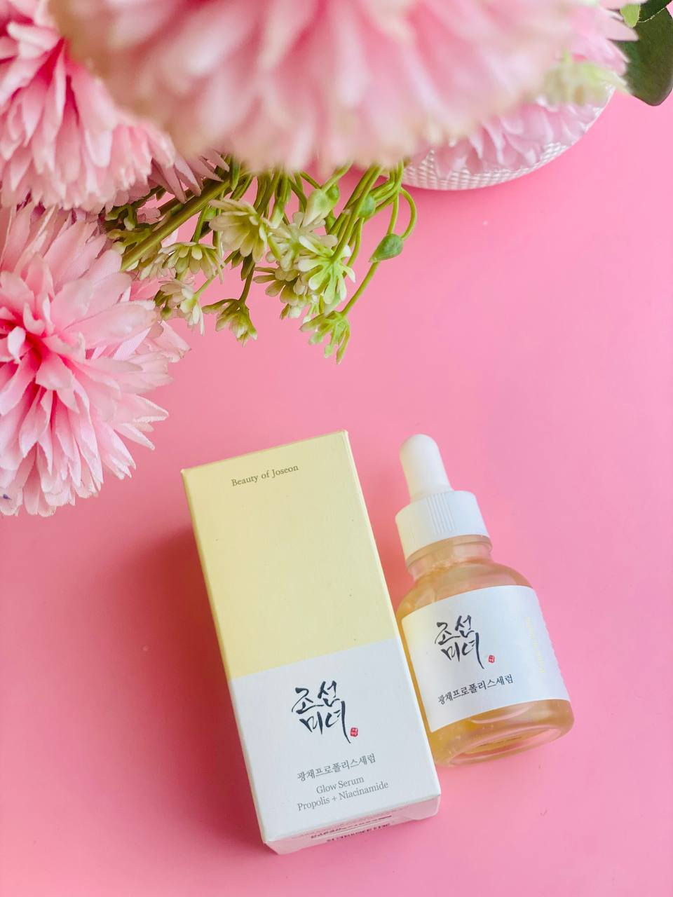 ✨سيروم Beauty of Joseon Glow Serum) سيروم كوري شهير يجمع بين الطب التقليدي والتقنيات الحديثة للعناية بالبشرة. يعتمد بشكل أساسي على البروبوليس (عكبر النحل) والنياسيناميد لمنح البشرة توهجاً طبيعياً وعلاج مشاكل المسام والالتهابات.
✅المكونات والفوائد الأساسية:-
خلاصة البروبوليس (60%): مطهر طبيعي ومضاد للالتهابات يعمل على تهدئة البشرة المتهيجة وترطيبها بعمق.
النياسيناميد (2%): يساعد في التحكم في إفراز الدهون، توحيد لون البشرة، وتصغير مظهر المسام الواسعة.
وBHA بنسبة 0.5% (بيتاين ساليسيلات): مقشر لطيف يذوب في الدهون لإزالة الأوساخ والترسبات من داخل المسام ومنع ظهور الرؤوس السوداء.
مكونات إضافية: يحتوي أيضاً على الكركم الغني بمضادات الأكسدة وزيت شجرة الشاي لتهدئة الحبوب. 
مناسب لجميع أنواع البشرة، لكنه مثالي خصيصاً لـ: البشرة المعرضة لحب الشباب بفضل خصائصه المضادة للبكتيريا والالتهابات.
والبشرة الدهنية والمختلطة لقدرته على موازنة الزيوت والرطوبة.
والبشرة الباهتة حيث يمنحها نضارة فورية وتأثير "بشرة زجاجية". 
💢الحماية: يُستخدم صباحاً ومساءً، ويجب وضع واقي شمس نهاراً لاحتواء السيروم على نسبة بسيطة من المقشر (BHA).
#الاصلي المنشأ كوريا 🇰🇷💯
السعر: 18 الف
توصيل مجاني لجميع محافضات العراق 
#fyp


**إذا كنت صاحب هذا الإعلان وتريد حذفه لأي سبب، رجاءا أرسل رسالة إلى الدعم الفني**