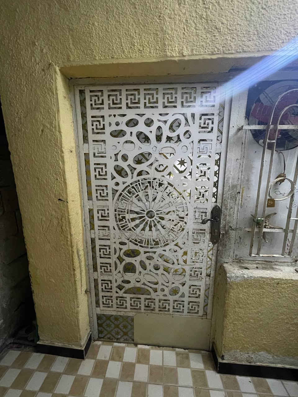 سلام عليكم باب خشب عدد 6باب المنيوم عدد 3باب كليدور وباب مطبخ بايات درج نظاف كلش عدد13محجر درج ***********
