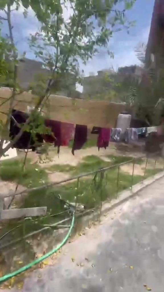 السلام عليكم بيت للبيع المساحه 200مترطابقين مشترك الطابق الأول بلوك والطابق الثاني طابوق  البيت صب مسلح يحتوي علئ اربع غرف واستقبال ومطبخ وكراج واسع وحديقه جنس الأرض سند 25 رابع بيت بالفرع عرض الفرع 6متر الخدمات داخلته عن قريب يكمل عنوانه سبع قصور شارع أبو أحمد قرب أسواق نصير السعر 80وبيه مجال ***********
