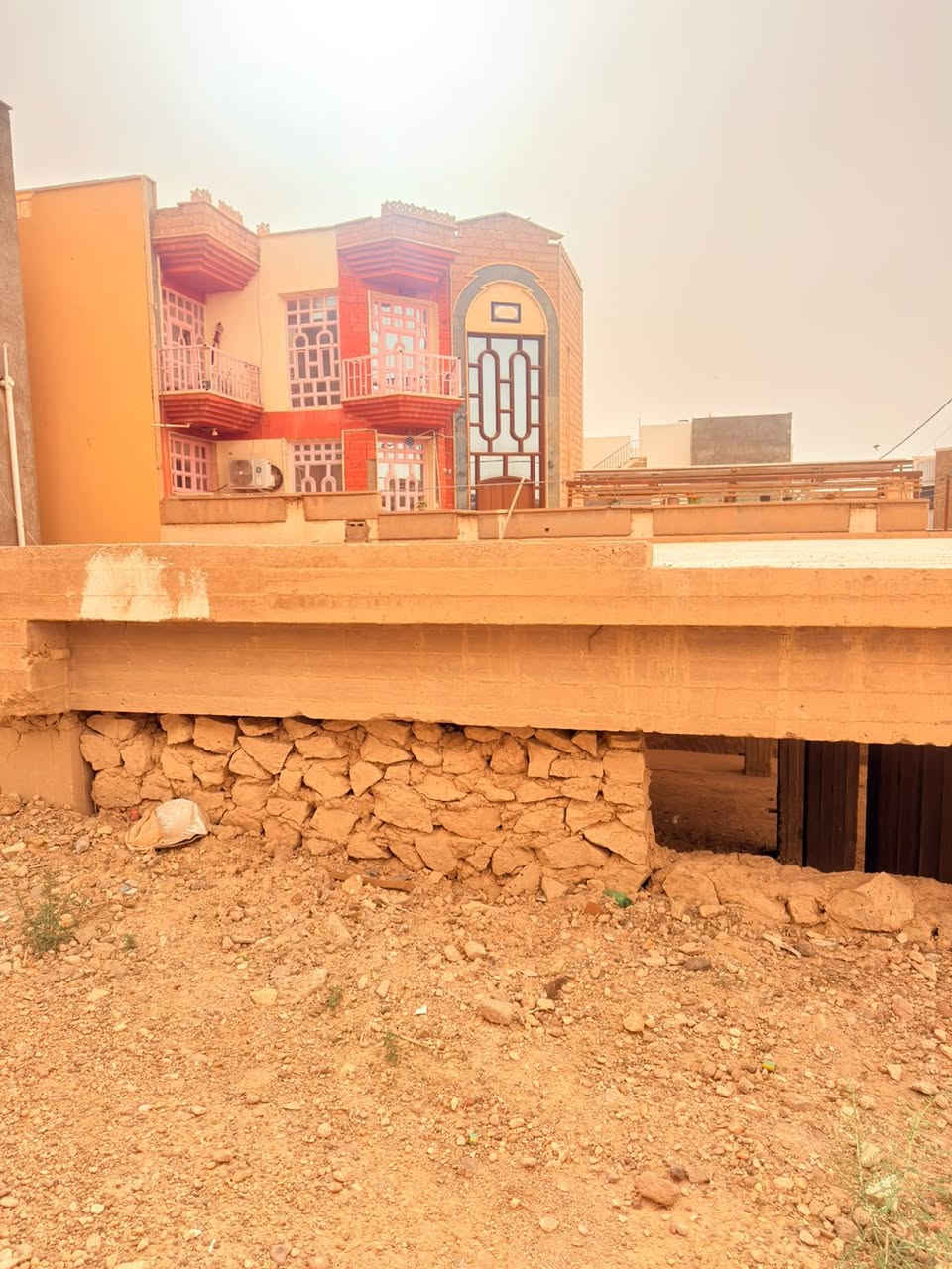 نصف قطعه ارض للبيع في حي القادسيه مقابل شط ركن الوجه 12 ونزال 13 مبنيه كما وضح في صور والفديو 
سعر القطعه 90 مليون 
للاستفسار الاتصال على 0780 490 5656
08930555045
مكتب الهدهد 
هيت الجري _مقابل نافوره
