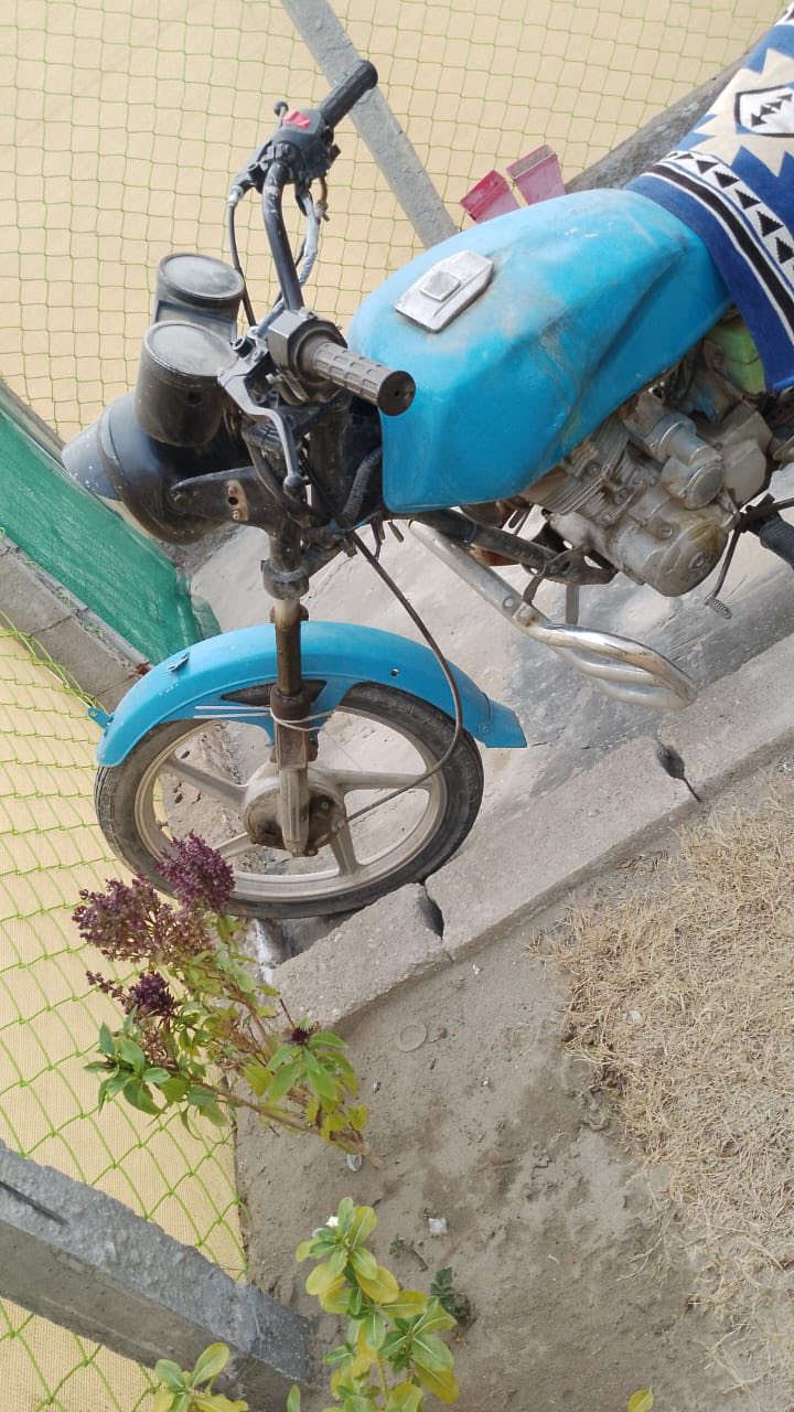 سلام عليكم شباب دايون عضم قديم مكينه لا صوت لا تبخير اخت جديده بدون اوراق تاير ورا جديد تايلندري 
بريكات فول كهربائيات شغلله سعرها ٢٥٠ وبيها شويه مجال ***********
